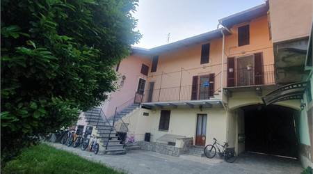 Pinerolo v.Nazionale-Porte alloggio RISTRUT. Giard