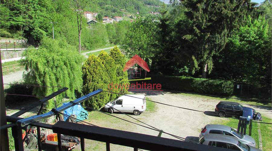 affaccio balcone su area parcheggio privata