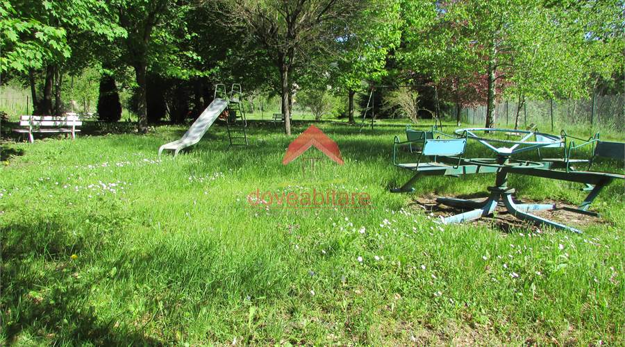 area giochi con panchine