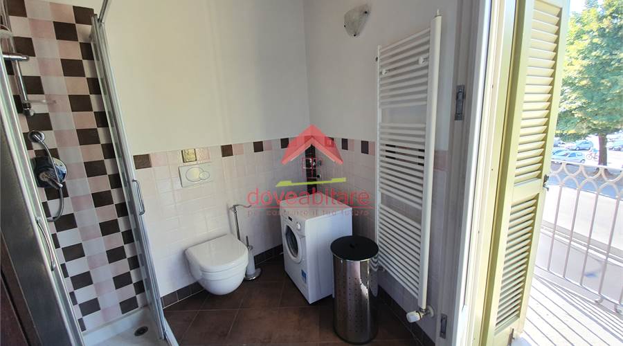 interno bagno con accessori 
