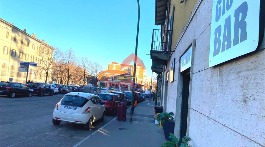 Ampia zona parcheggio pubblico