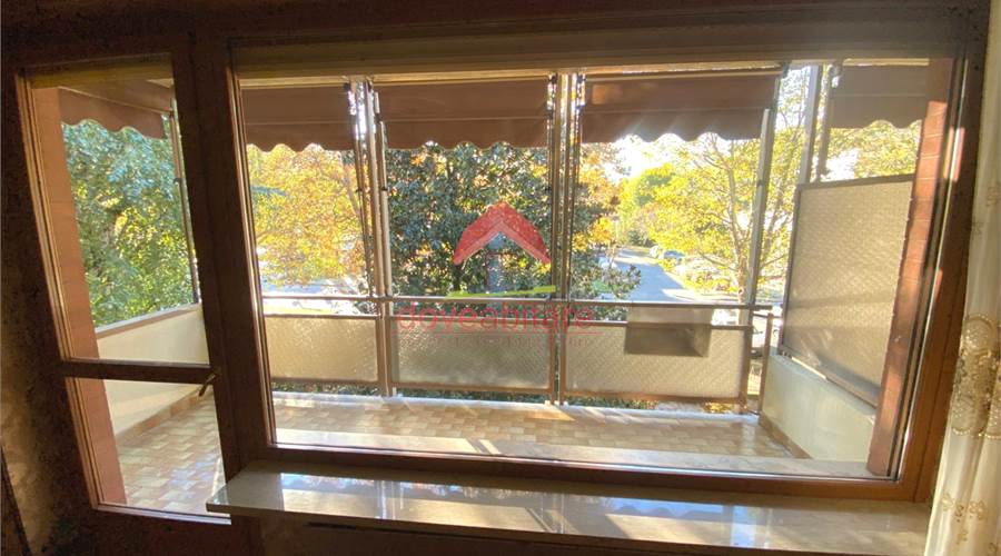 salone con ampia vetrata su terrazzo