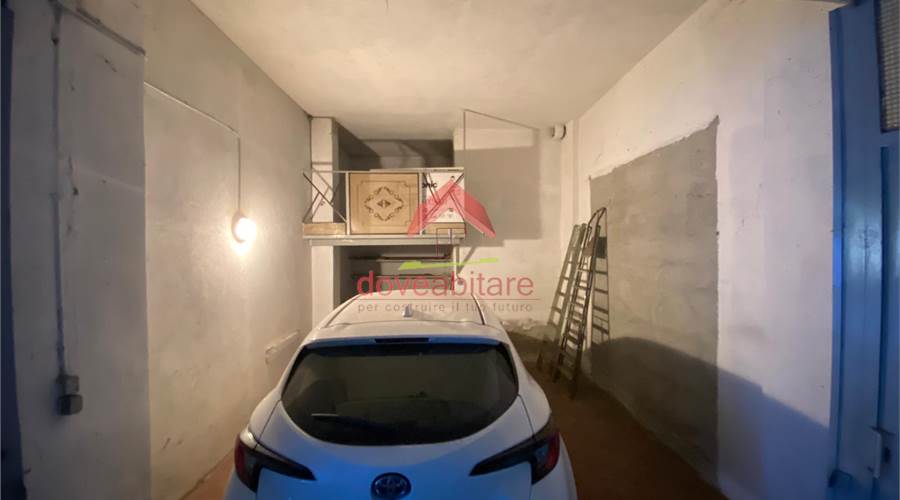 box auto ampio con soppalco