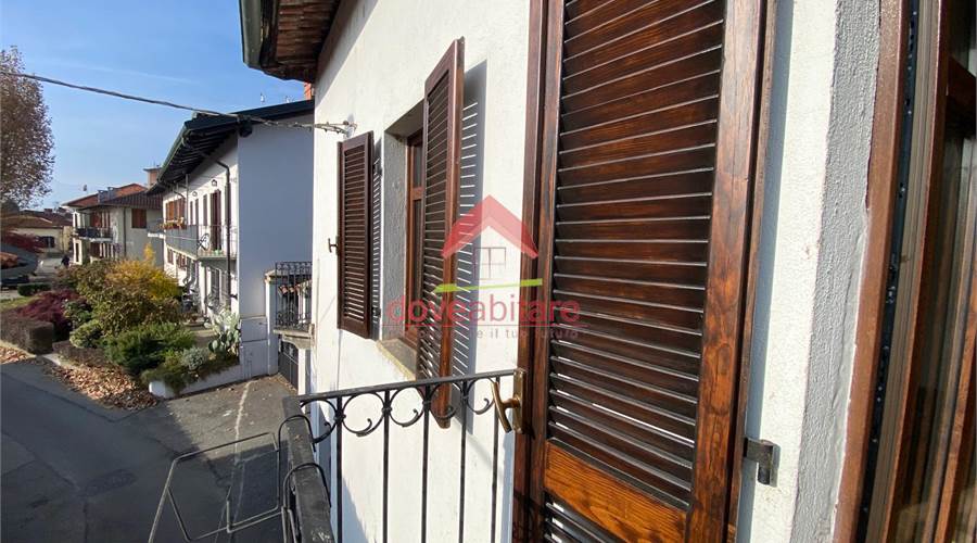 balcone su via al primo piano