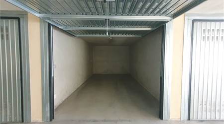 PINEROLO centrale pressi v. Buniva NUOVO BOX con cancello elettrico 